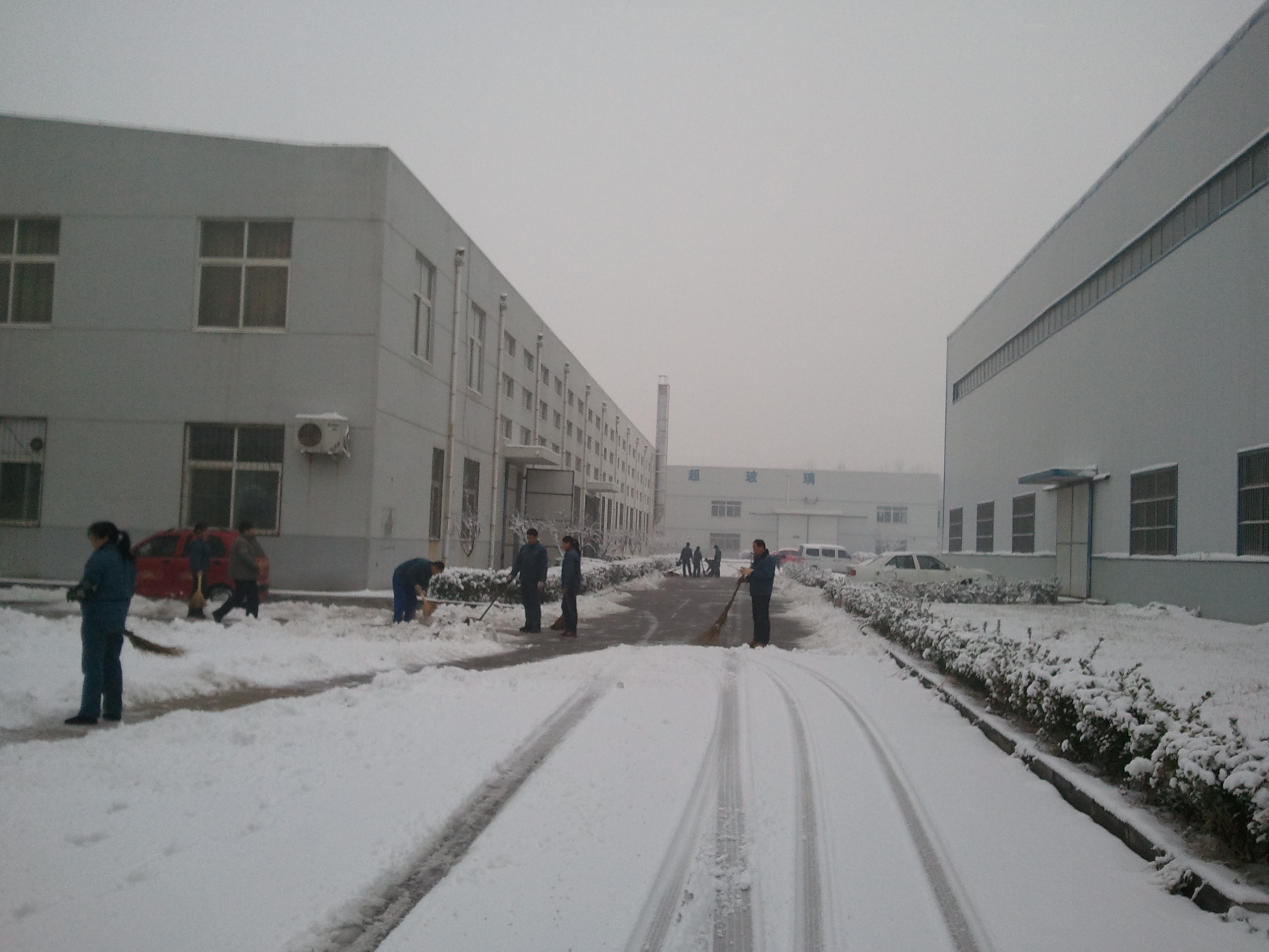 公司員工主動(dòng)清掃積雪 公司員工主動(dòng)清掃積雪