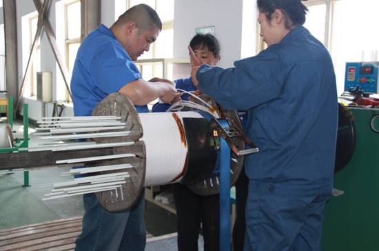 變壓器車間工人進行技能培訓(xùn)考試 變壓器車間工人進行技能培訓(xùn)考試